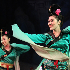 Selecting a focus point for the face of the closest dancer meant the image could be composed using the rule of thirds.